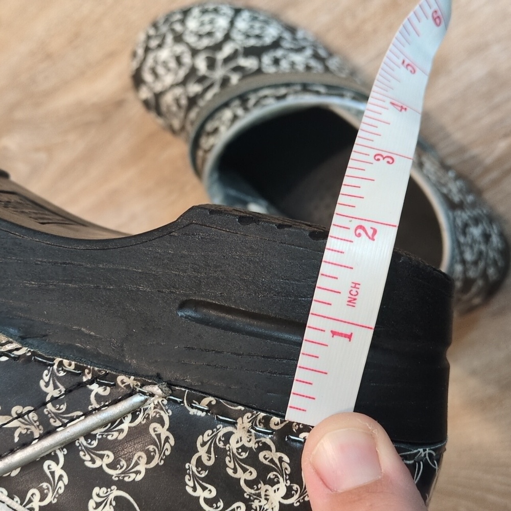 Sanita Black and ⚫🔲 White with Floral Design Clogs Women's size 42 Euro (12 US) - Picture 10 of 12
